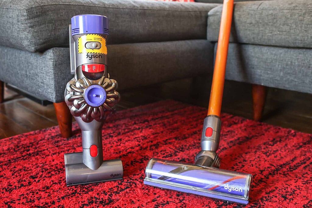 aspirator dyson v8 poza