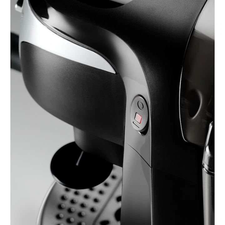 De Longhi EC221.B este dotat cu un buton On/Off de unde se opreste sau porneste aparatul