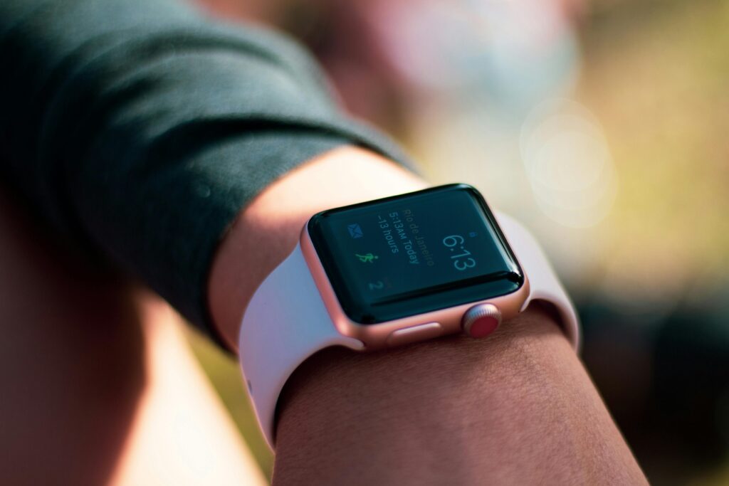 smartwatch ul apple watch se pe incheietura mainii