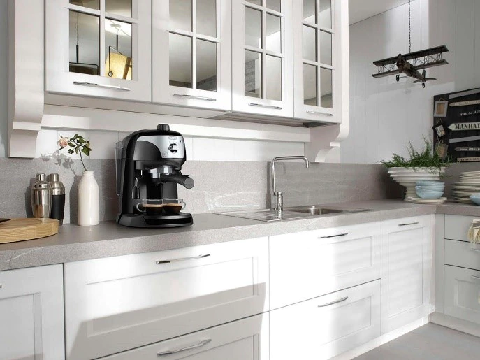 De Longhi EC221.B pe un blat din bucatarie