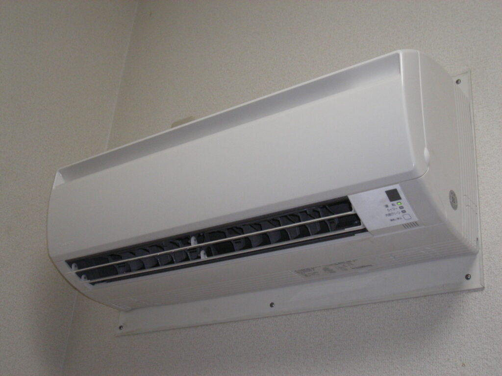 un aparat de aer conditionat de perete